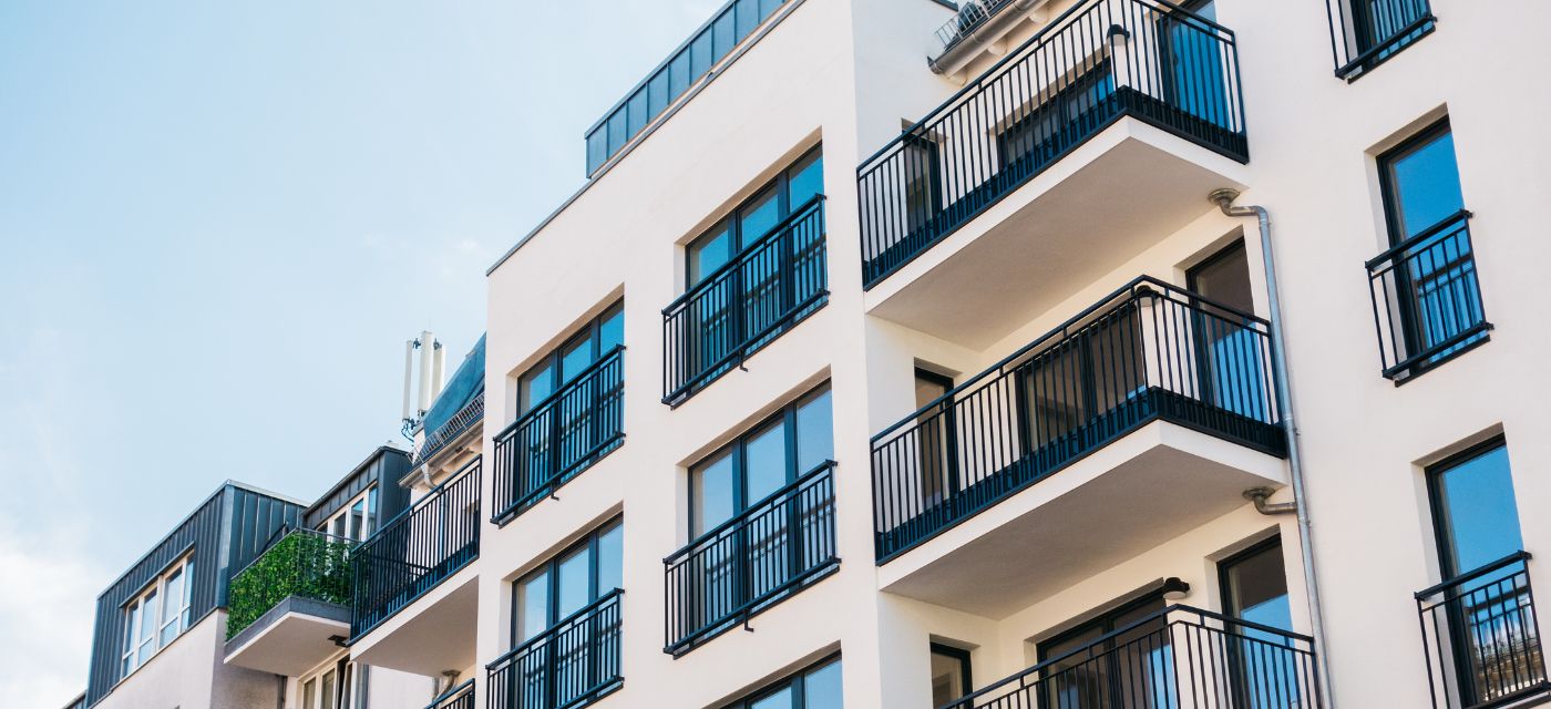 Blansko v čele poklesu cen bytů: Co odhalila naše analýza cen bytů v okresních městech?
